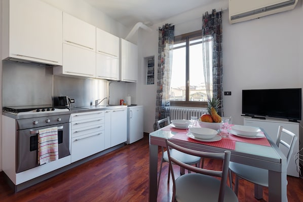 Apartamento, 1 quarto, para não fumantes | Cozinha privada | Geladeira grande, fogão, cooktop, chaleira elétrica