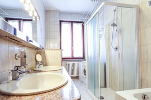 อพาร์ทเมนท์, 1 ห้องนอน, ปลอดบุหรี่ | ห้องน้ำ | อ่างอาบน้ำและฝักบัวแยกจากกัน, อ่างอาบน้ำแบบแช่ตัว, เรนชาวเวอร์