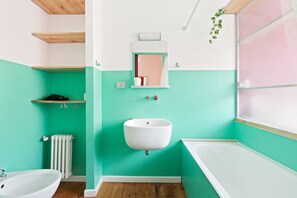 Apartamento, 1 habitación, no fumadores | Baño | Bañera, bañera profunda, secador de pelo y bidé