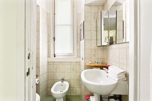 Apartment, 1 Bedroom, Non Smoking | Bathroom