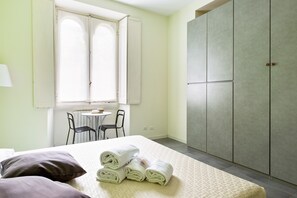 Appartement, 1 slaapkamer, niet-roken | 1 slaapkamer, een bureau, een strijkplank/strijkijzer, gratis wifi