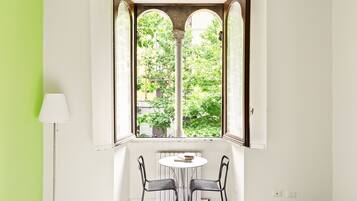 Appartement, 1 chambre, non-fumeurs | Restauration dans la chambre