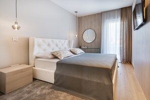 Luxury Apartment, 3 Bedrooms, Hot Tub, Partial Sea View