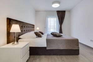 Luxury Apartment, 2 Bedrooms, Hot Tub, Partial Sea View | Hypo-allergenic bedding, in-room safe, individually decorated