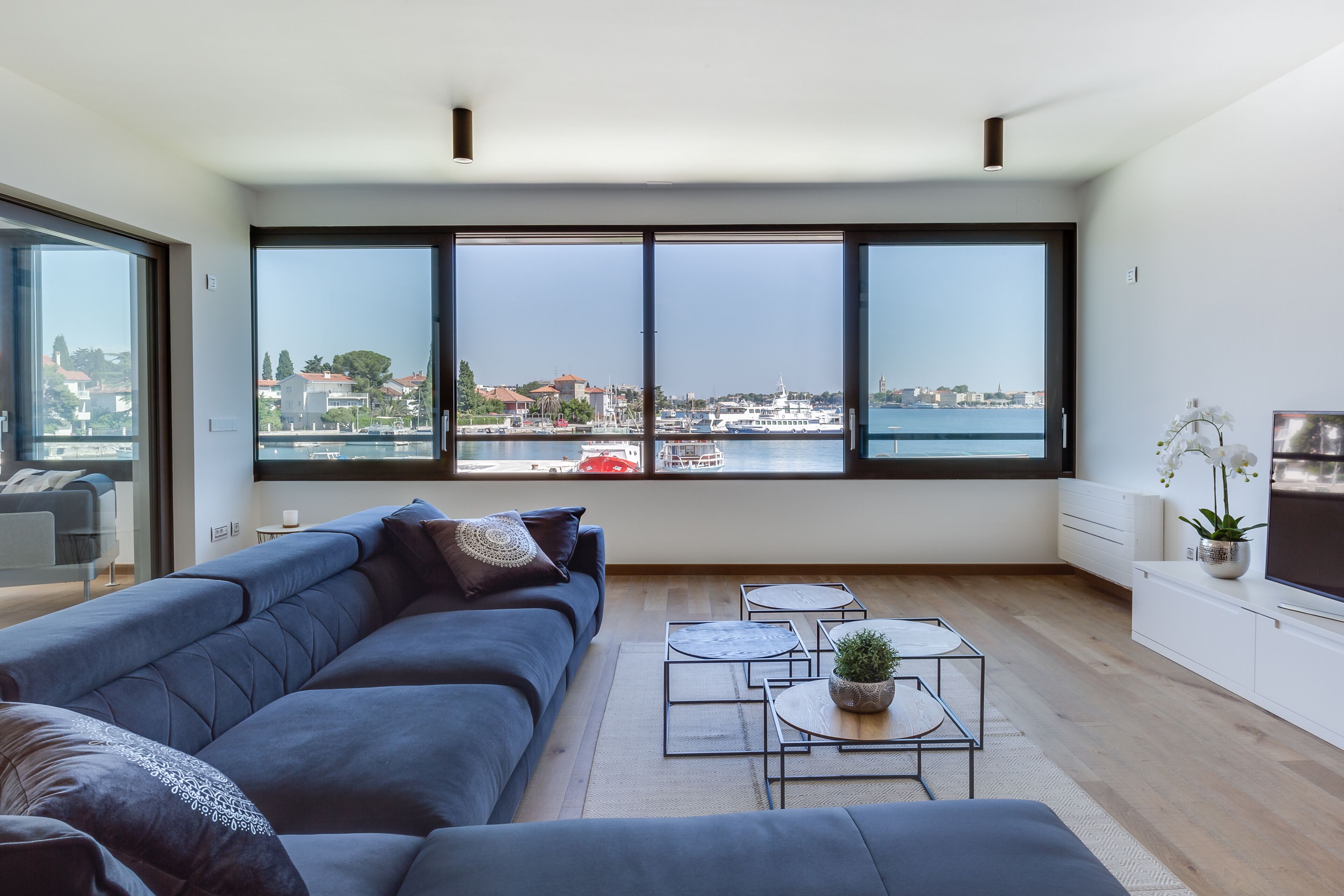 ลักซ์ชัวรี่อพาร์ทเมนท์, 2 ห้องนอน, อ่างน้ำร้อน, วิวทะเล | บริเวณนั่งเล่น | ทีวีจอแบน, เตาผิง, พื้นอุ่น