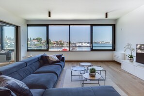 Luxury Apartment, 2 Bedrooms, Hot Tub, Sea View | Living area