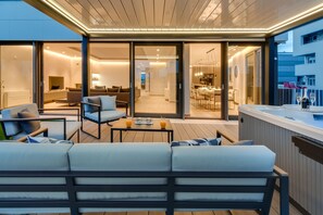 Apartamento superluxo, 3 quartos, banheira de imersão, vista parcial para o mar | Terraço/pátio