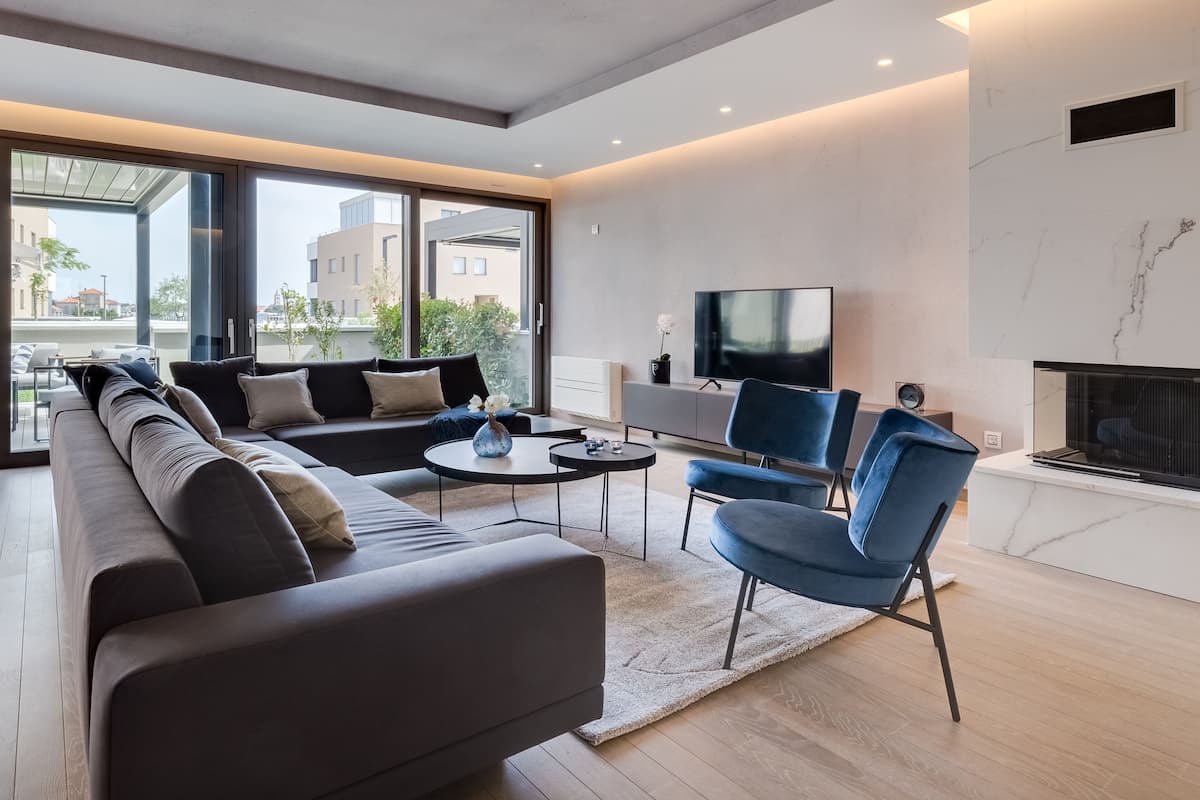 Luxury Apartment, 3 Bedrooms, Hot Tub, Partial Sea View | Ruang tamu | TV skrin rata, pendiangan, lantai dipanaskan