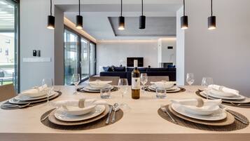 Luxury Apartment, 3 Bedrooms, Hot Tub, Partial Sea View | In-room dining