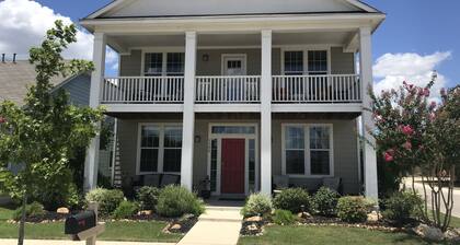 Elegant Manor King bed, Two Queens, Double, Twins, 3 Full Bathrooms