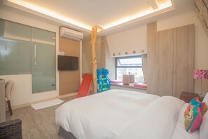 Escritorio, wifi gratis y ropa de cama 