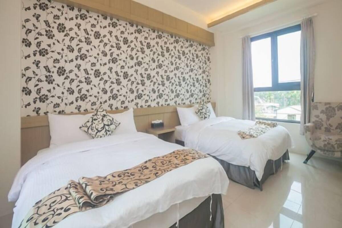 Escritorio, wifi gratis y ropa de cama 