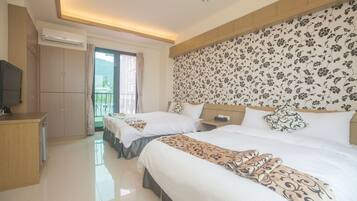 Quadruple Room (202) | Desk, free WiFi, bed sheets