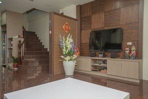 Flat-screen TV - Lusihan B&B (Yuchi)