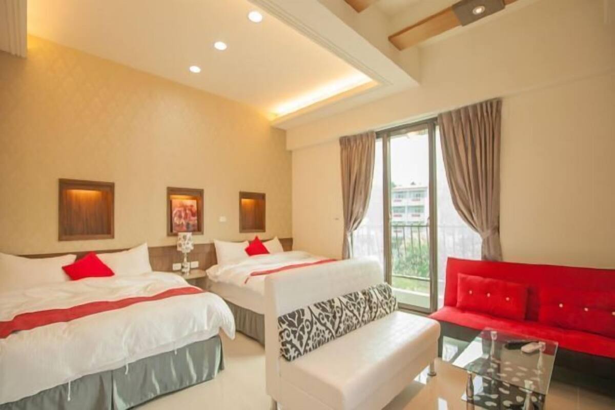 Escritorio, wifi gratis y ropa de cama 