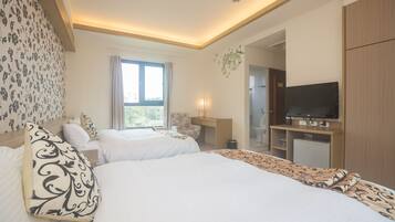 Quadruple Room (202) | Desk, free WiFi, bed sheets