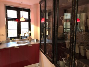 Refrigerador, horno, utensilios de cocina