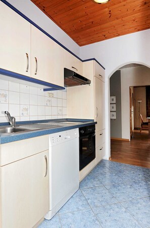 Kühlschrank, Ofen, Geschirrspüler, Hochstuhl