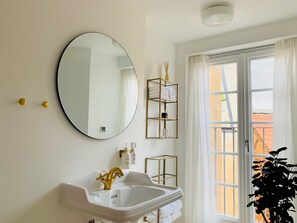 Exclusive Apartment | Bathroom | Separate tub and shower, towels, soap, toilet paper