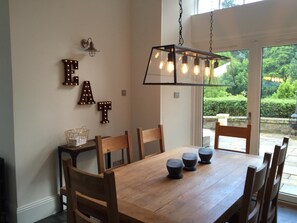 Family House, 4 Bedrooms | In-room dining