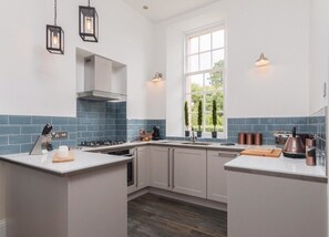 Perhetalo, 4 makuuhuonetta | Yksityinen keittiö | Täysikokoinen jääkaappi, mikroaaltouuni, uuni, liesi