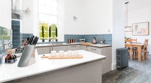 Casa família, 4 quartos | Cozinha privada | Geladeira grande, micro-ondas, fogão, cooktop