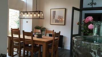 Family House, 4 Bedrooms | In-room dining