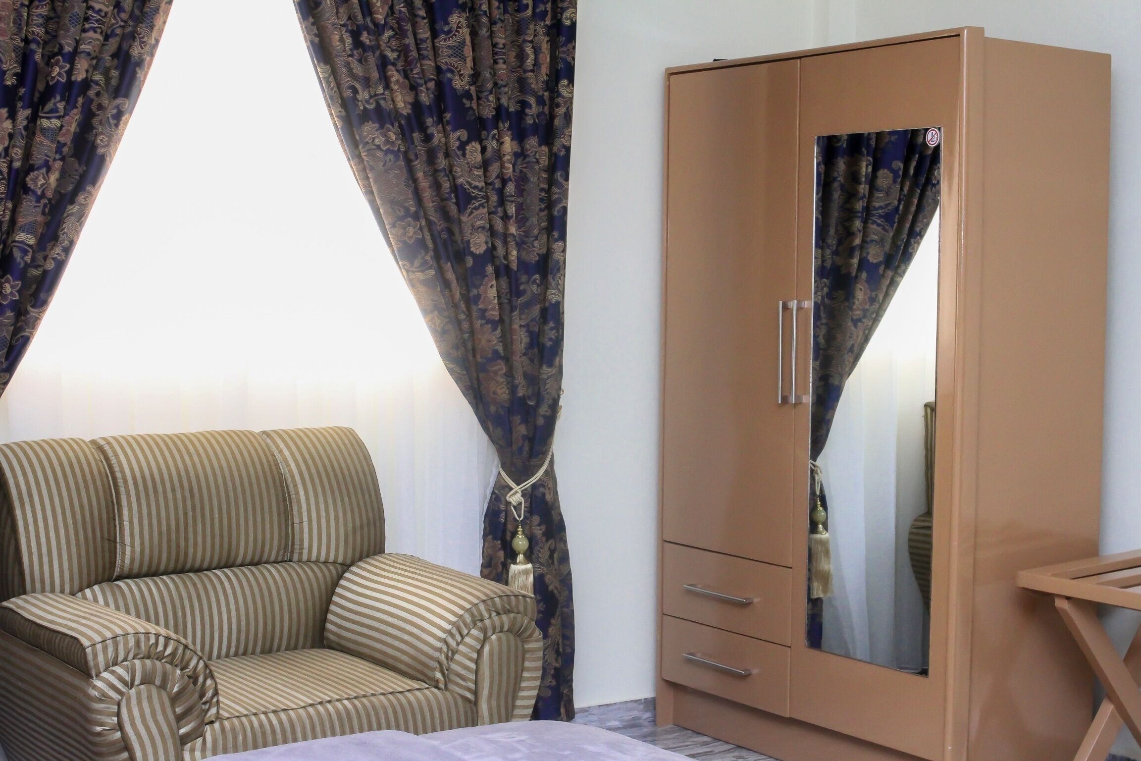 comfort room | 1 bedroom, minibar, desk, laptop workspace