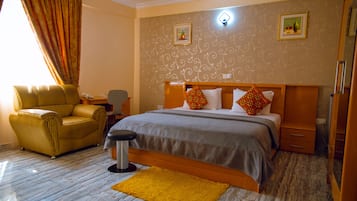Phòng tiện nghi đơn giản | 1 phòng ngủ, minibar, bàn, khu vực làm việc phù hợp cho laptop