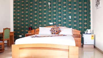 Classic Room | 1 bedroom, minibar, desk, laptop workspace