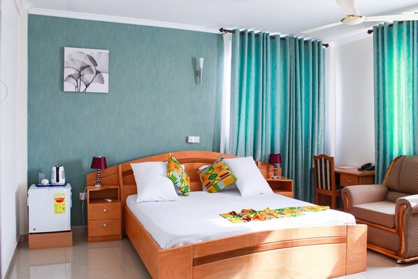 Rom – classic | Minibar, skrivebord, skrivebord for bærbar PC og lydisolert