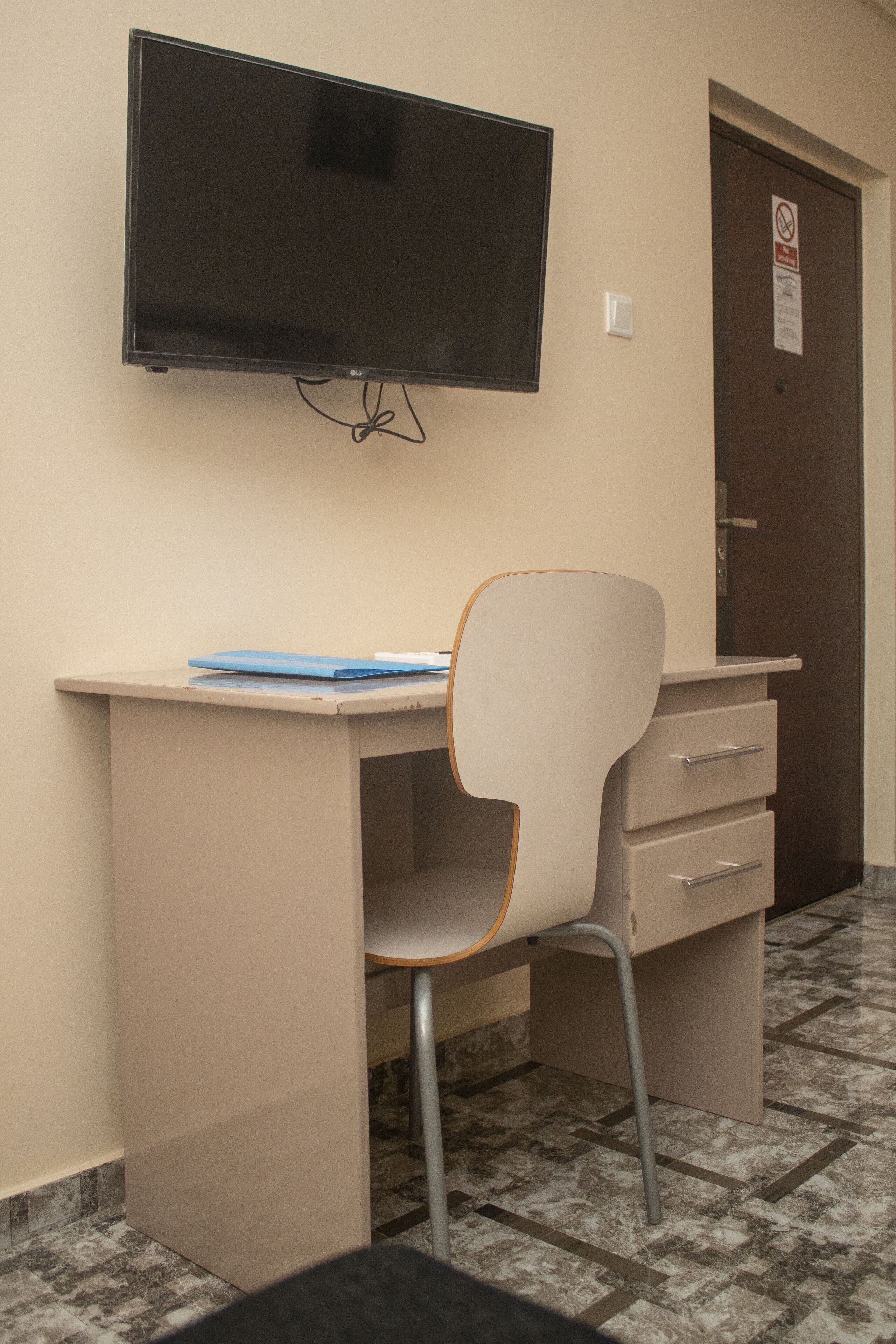 comfort room | 1 bedroom, minibar, desk, laptop workspace