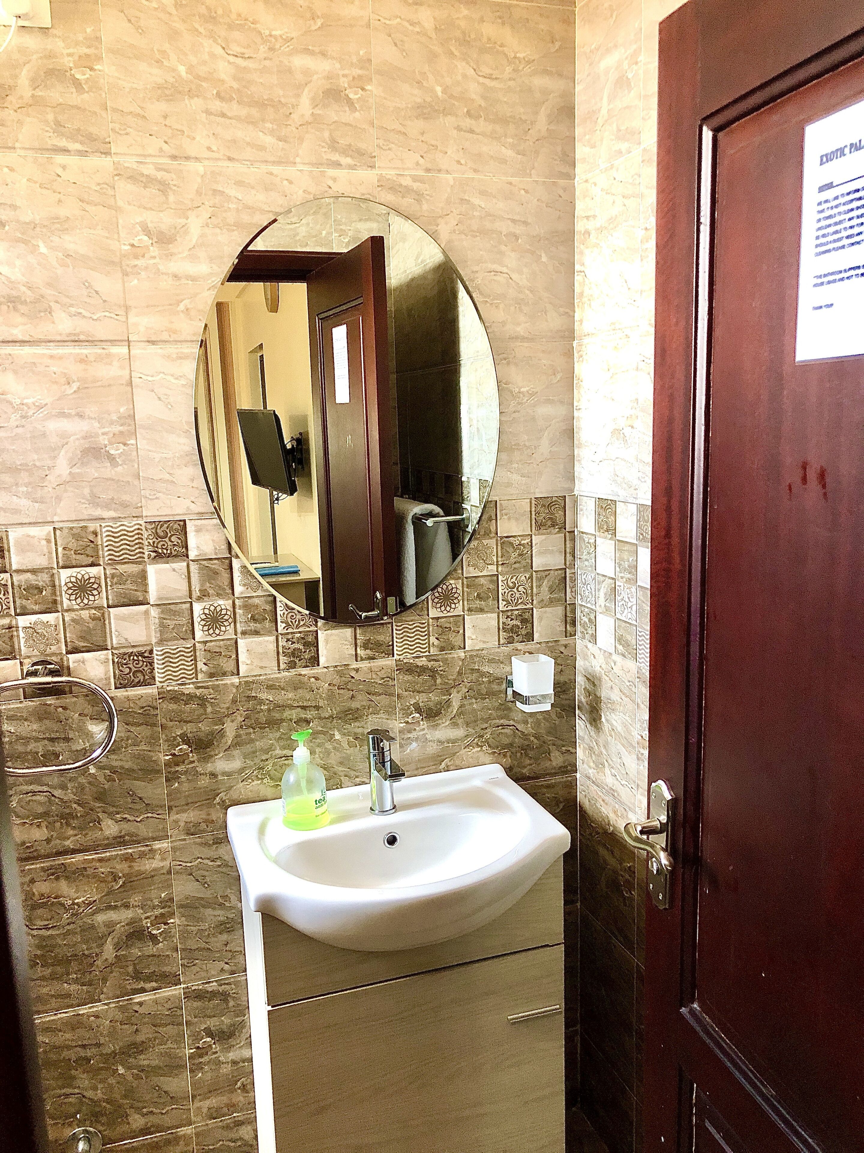 gallery suite | bathroom | shower, free toiletries, slippers, bidet