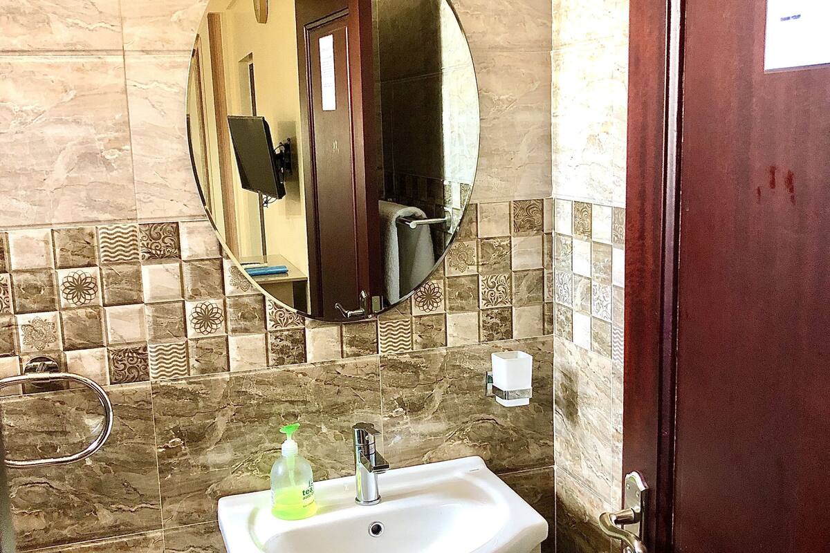 gallery suite | bathroom | shower, free toiletries, slippers, bidet
