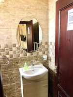 Suite Gallery | Baño | Ducha, artículos de higiene personal gratuitos, zapatillas y bidé
