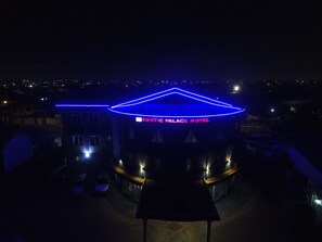 Façade de l’hébergement - soirée/nuit