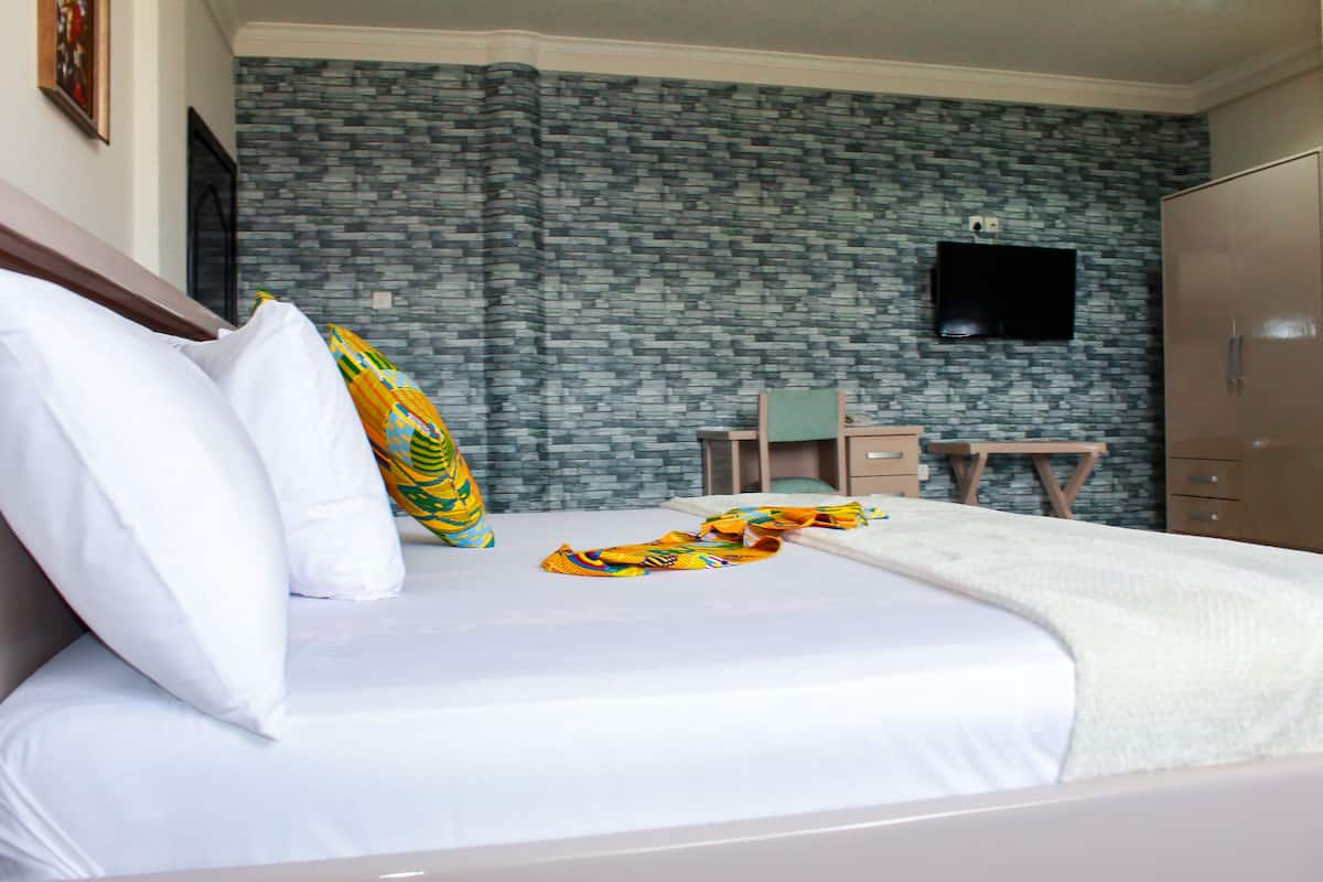 executive room | 1 bedroom, minibar, desk, laptop workspace