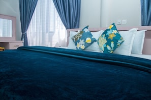 Phòng Suite Gallery | Minibar, bàn, khu vực làm việc phù hợp cho laptop, phòng cách âm 