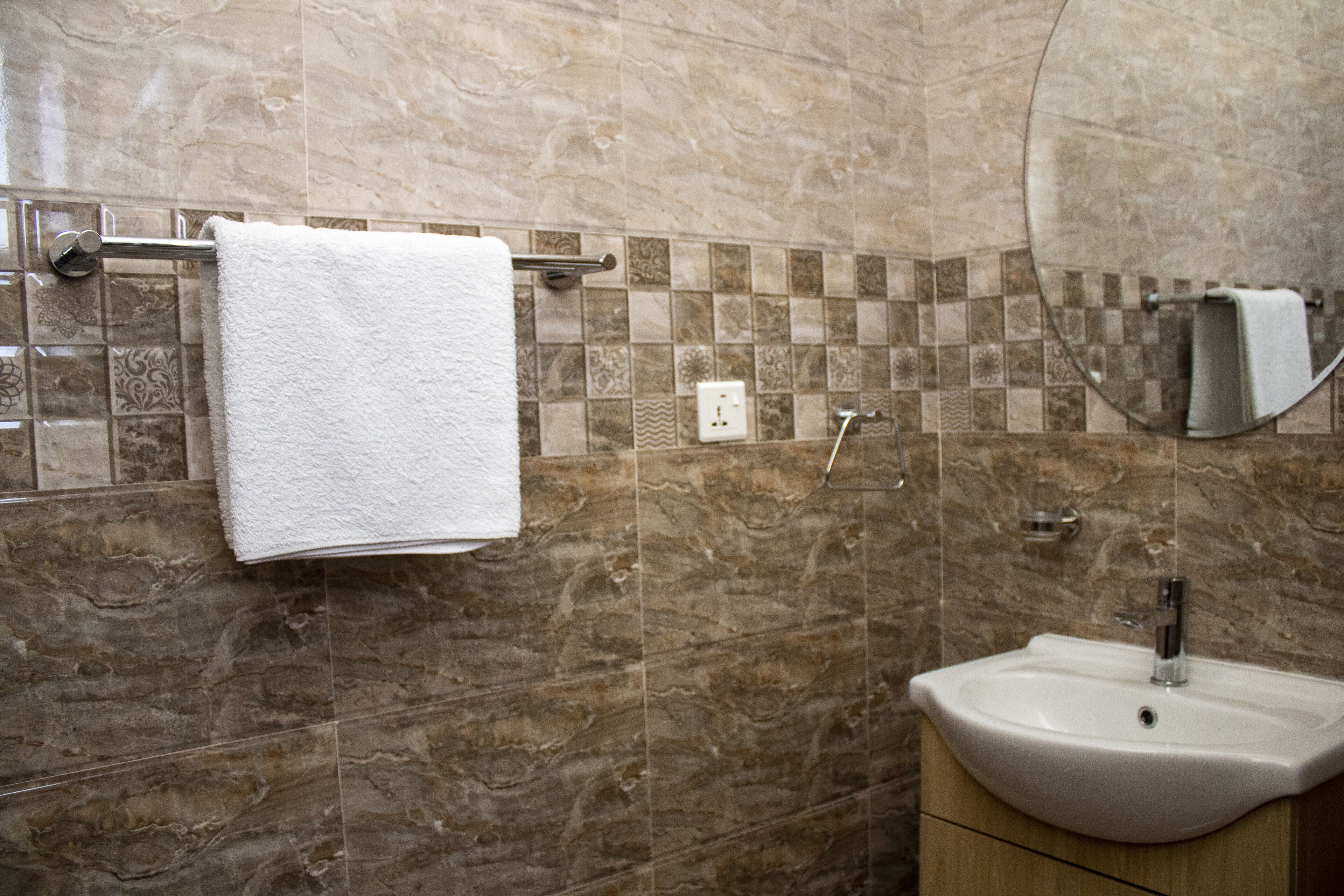 basic room, 1 large single bed | bathroom | shower, free toiletries, slippers, bidet