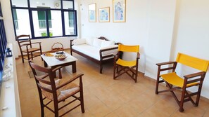 Lobby sitting area - Ritsoni Studios (Istiaia-Aidipsos)