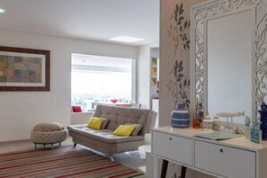 Smart TV - Apartment in Guarujá Pitangueiras, with Wi-Fi, air conditioning, gourmet balcony, and swimming pool. (Barra Funda)