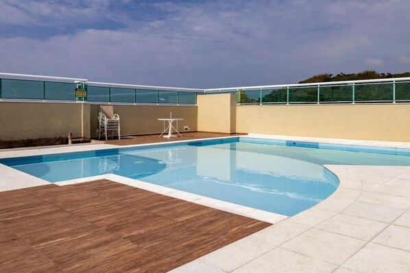 Outdoor pool, a heated pool - Apartment in Guarujá Pitangueiras, with Wi-Fi, air conditioning, gourmet balcony, and swimming pool. (Barra Funda)