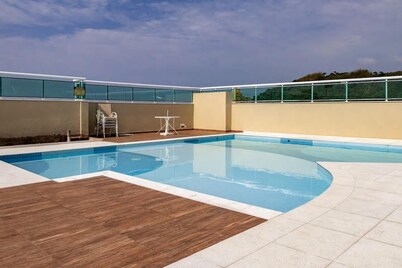 Apartment in Guarujá Pitangueiras, with Wi-Fi, air conditioning, gourmet balcony, and swimming pool.