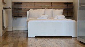 Deluxe Studio | Individually decorated, individually furnished, iron/ironing board - Westciti Chatsworth Road Apartments (Croydon)