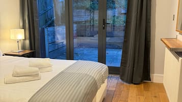 Leilighet – deluxe, 2 soverom | Individuelt dekorert, individuelt innredet og strykejern/-brett