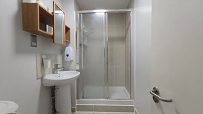 Deluxe Apartment, 2 Bedrooms | Bathroom - Westciti Chatsworth Road Apartments (Croydon)