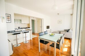 Apartemen, 2 kamar tidur | Makan di kamar