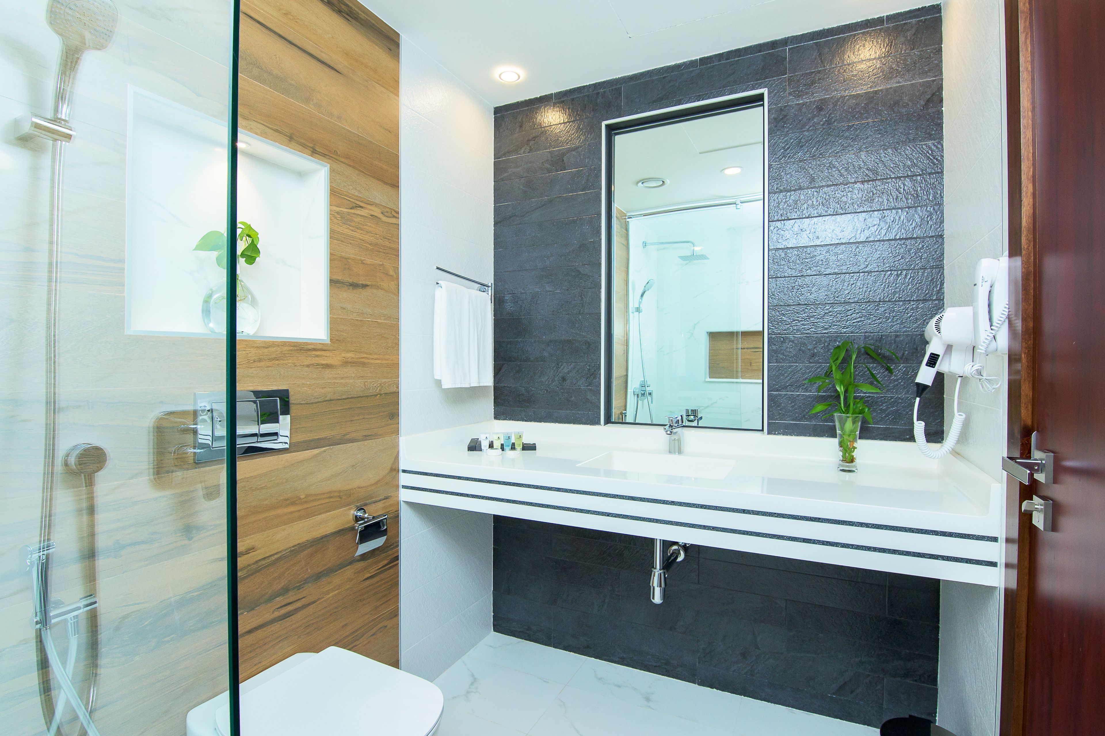 shower, rainfall showerhead, free toiletries, hair dryer