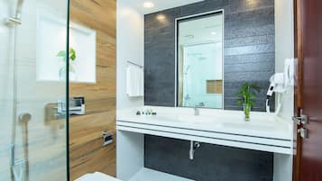 Shower, rainfall showerhead, free toiletries, hair dryer