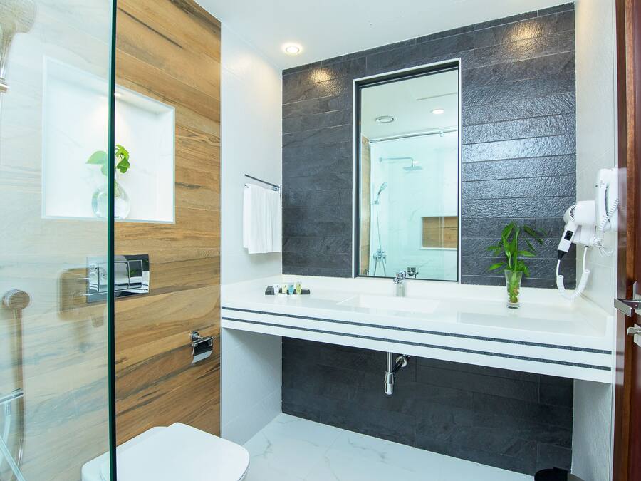 Shower, rainfall showerhead, free toiletries, hair dryer